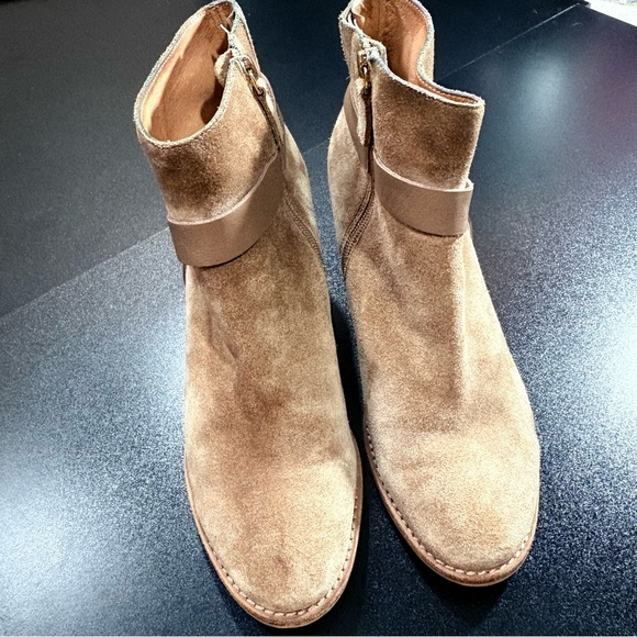 Elaine Turner Stylish Tan Suede Ankle Boots block heel women’s 8.5  booties nude - Picture 4 of 9